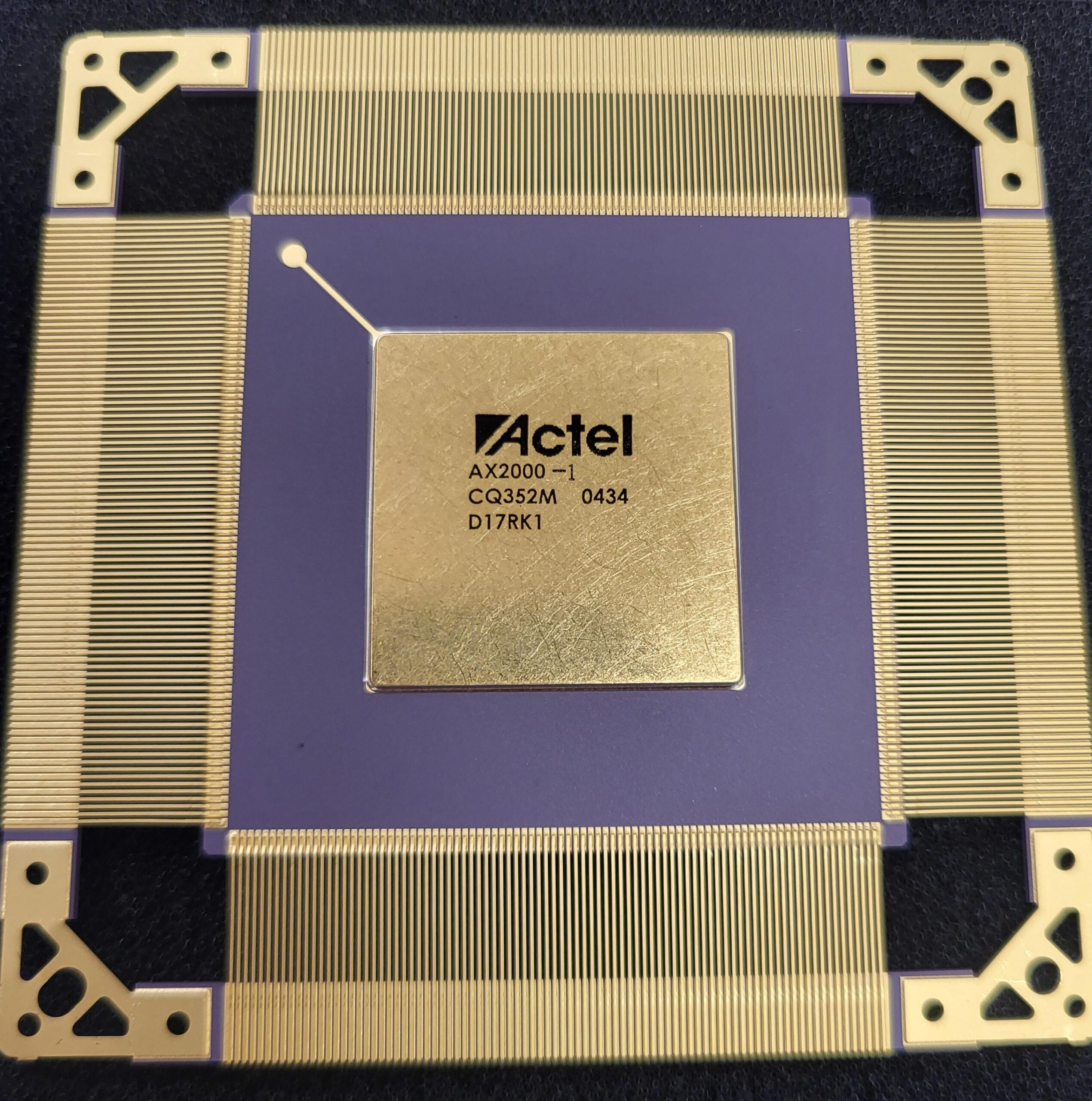 AX2000-1CQ352M FPGA - Actel