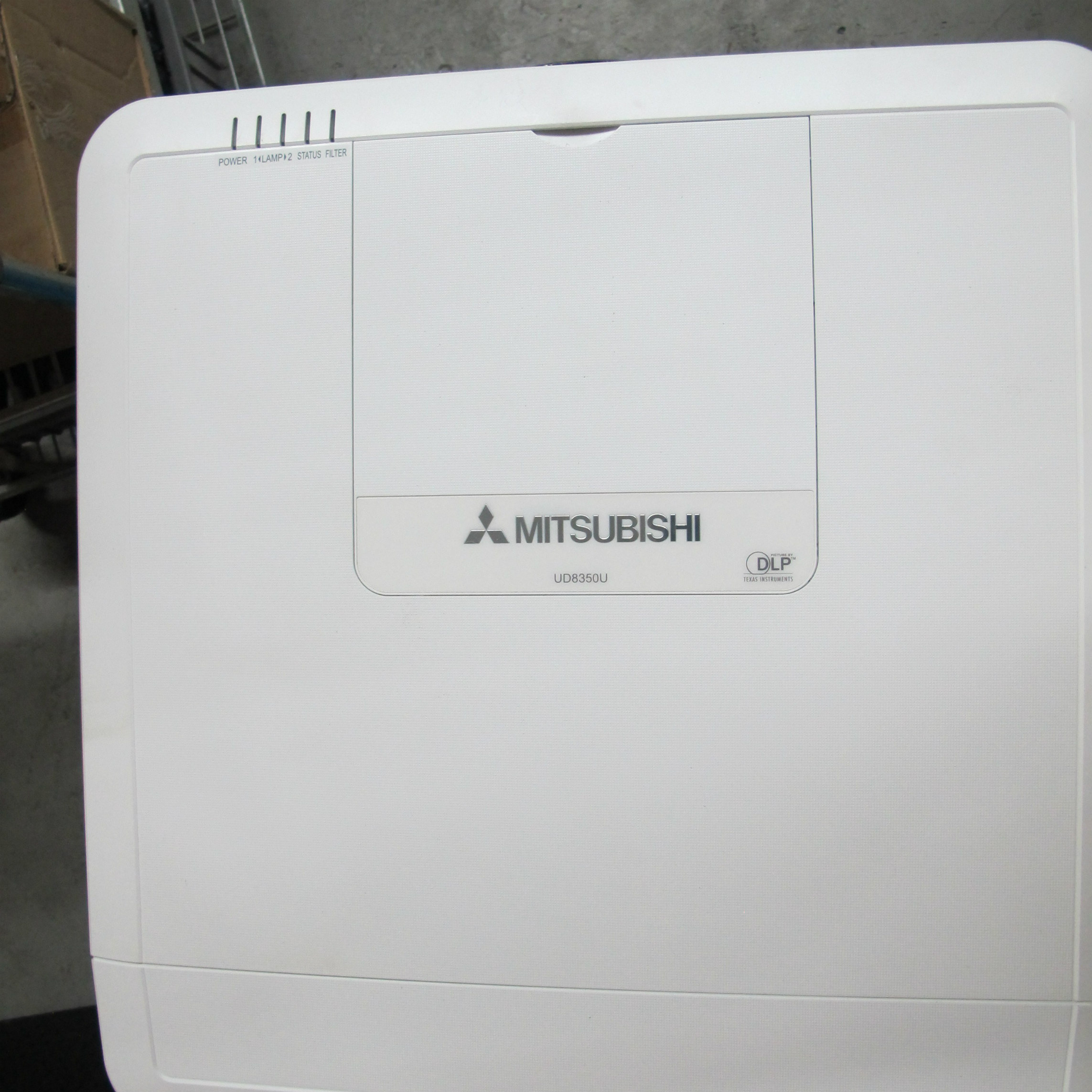 Mitsubishi UD8350U DLP projector - Image 5