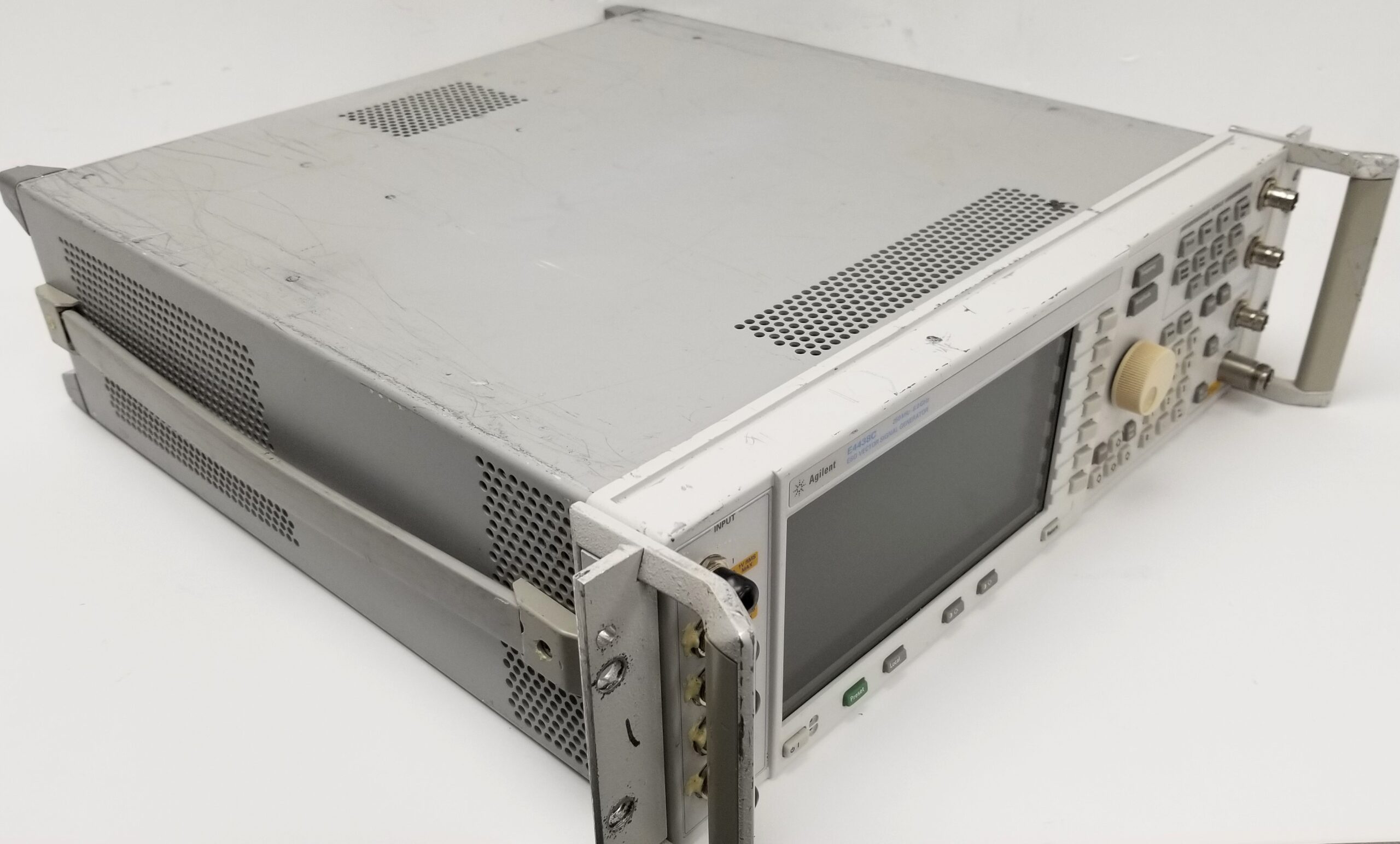 Agilent E4438C ESG Vector Signal Generator 250KHz-6.0GHz for PARTS/REPAIR - Image 4
