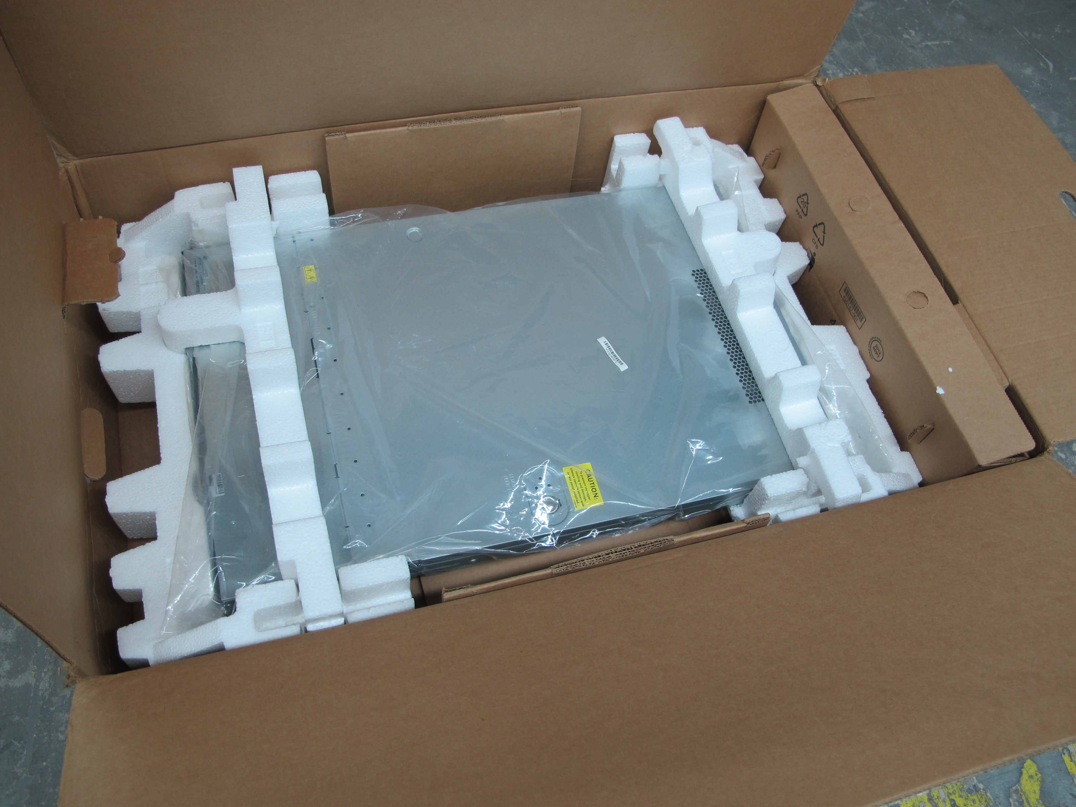 Intel Rack Chasis LFF new, no hard drive, no memory - Image 4