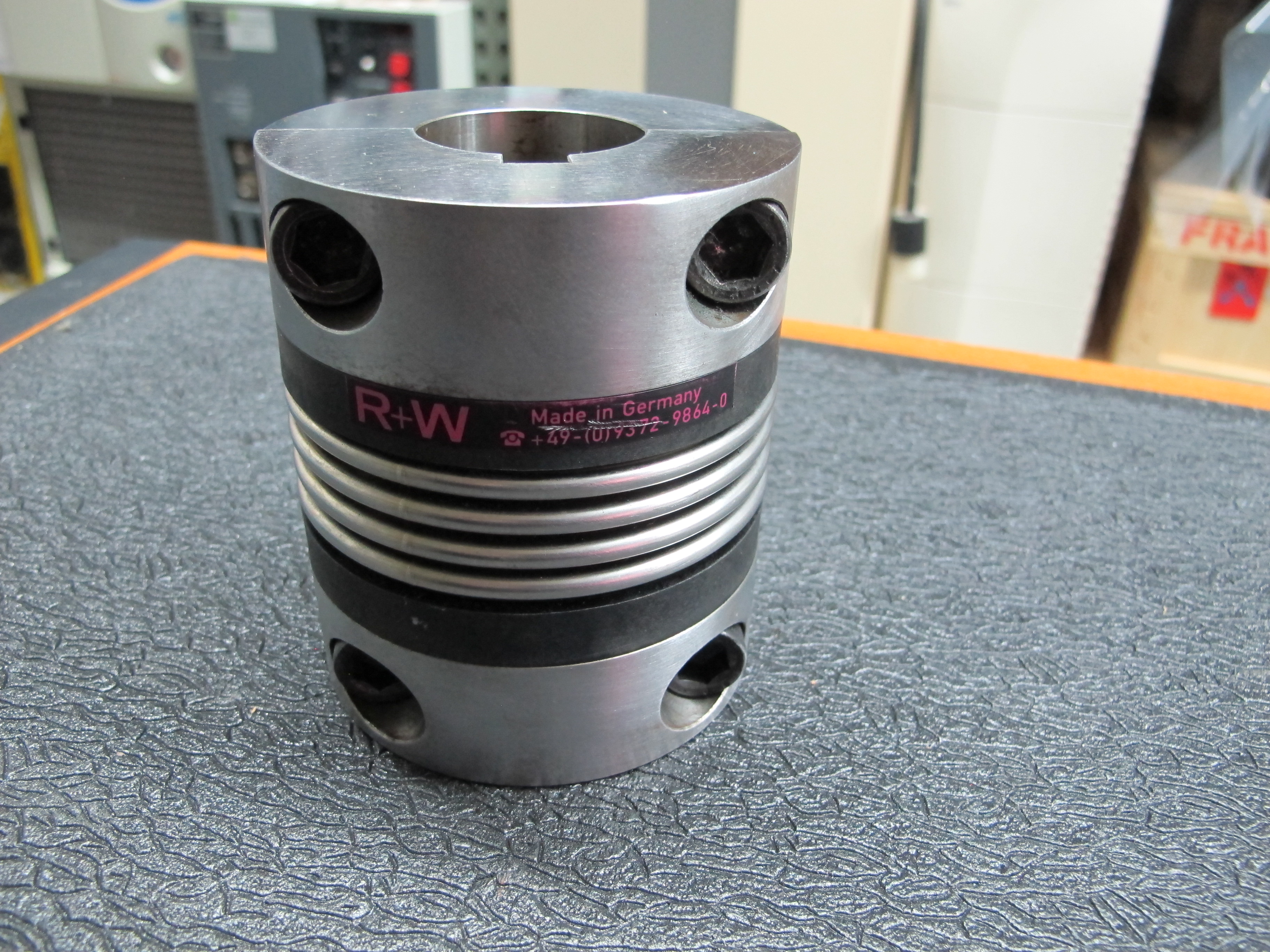 R+W METAL BELLOWS COUPLING WITH CLAMPING HUB Industrial Equipment
