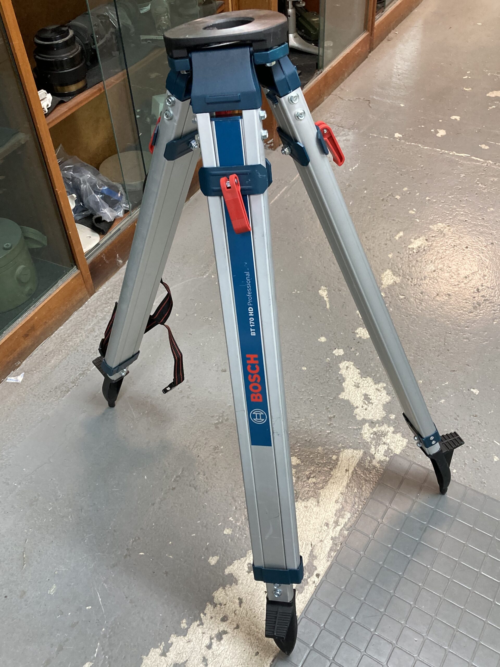 Bosch BT170 HD Professional Aluminum Tripod - Image 3