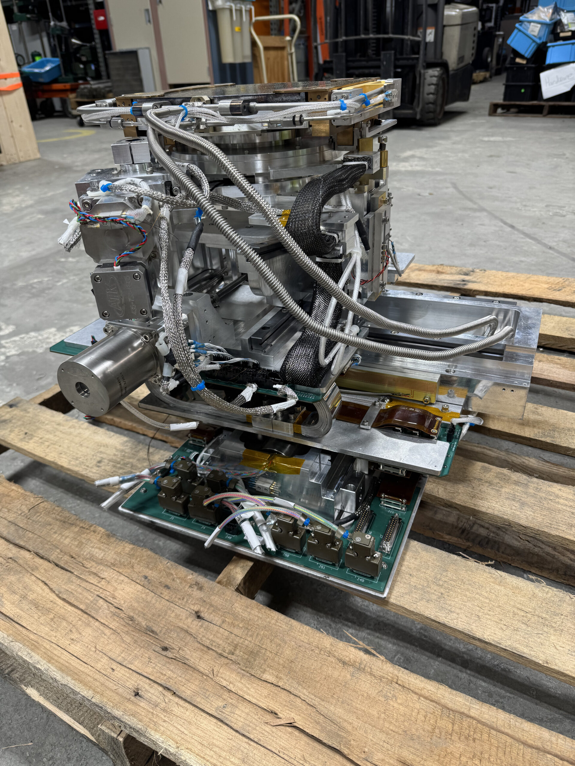 UHV multi-axis nano-positioning stage