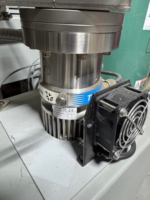 VARIAN STAINLESS STEEL VACUUM CHAMBER (12" x 6") - WITH 571 IONIZATION GAUGE AND CUSTOM TUBRO PUMP WITH STATION - CUSTOM VACUUM CHAMBER - Image 6