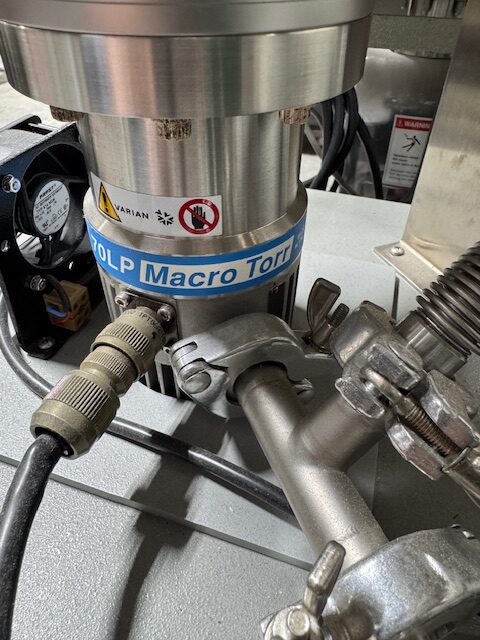 VARIAN STAINLESS STEEL VACUUM CHAMBER (12" x 6") - WITH 571 IONIZATION GAUGE AND CUSTOM TUBRO PUMP WITH STATION - CUSTOM VACUUM CHAMBER - Image 5