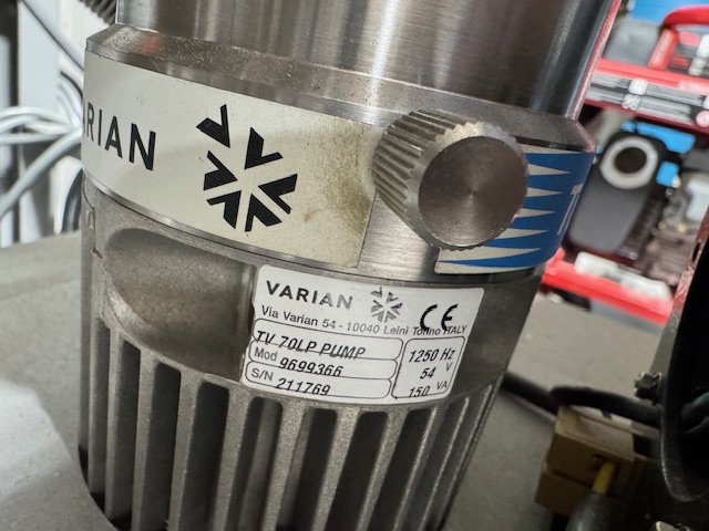 VARIAN STAINLESS STEEL VACUUM CHAMBER (12" x 6") - WITH 571 IONIZATION GAUGE AND CUSTOM TUBRO PUMP WITH STATION - CUSTOM VACUUM CHAMBER - Image 4