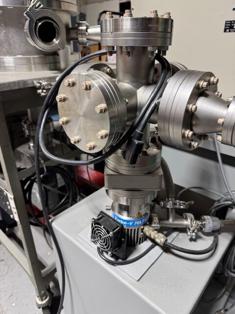 VARIAN STAINLESS STEEL VACUUM CHAMBER (12" x 6") - WITH 571 IONIZATION GAUGE AND CUSTOM TUBRO PUMP WITH STATION - CUSTOM VACUUM CHAMBER - Image 3
