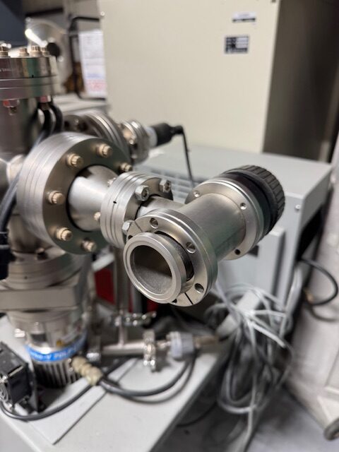 VARIAN STAINLESS STEEL VACUUM CHAMBER (12" x 6") - WITH 571 IONIZATION GAUGE AND CUSTOM TUBRO PUMP WITH STATION - CUSTOM VACUUM CHAMBER - Image 2