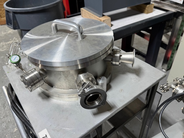 VARIAN STAINLESS STEEL VACUUM CHAMBER (12" x 6") - WITH 571 IONIZATION GAUGE AND CUSTOM TUBRO PUMP WITH STATION - CUSTOM VACUUM CHAMBER - Image 16
