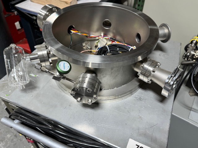 VARIAN STAINLESS STEEL VACUUM CHAMBER (12" x 6") - WITH 571 IONIZATION GAUGE AND CUSTOM TUBRO PUMP WITH STATION - CUSTOM VACUUM CHAMBER - Image 15