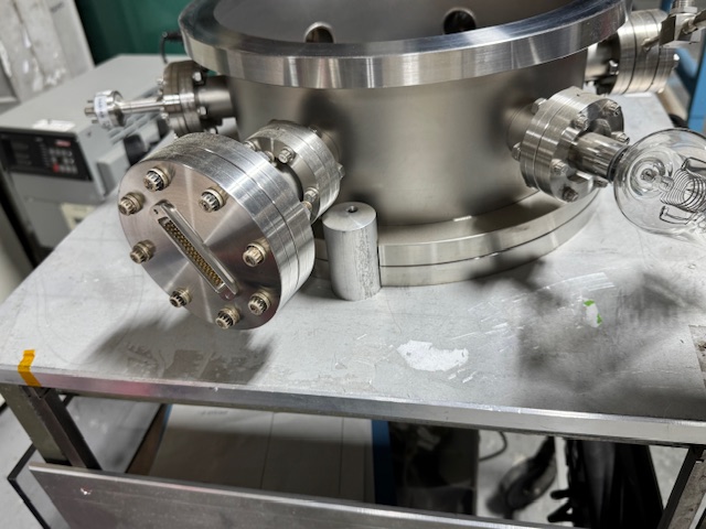 VARIAN STAINLESS STEEL VACUUM CHAMBER (12" x 6") - WITH 571 IONIZATION GAUGE AND CUSTOM TUBRO PUMP WITH STATION - CUSTOM VACUUM CHAMBER - Image 9