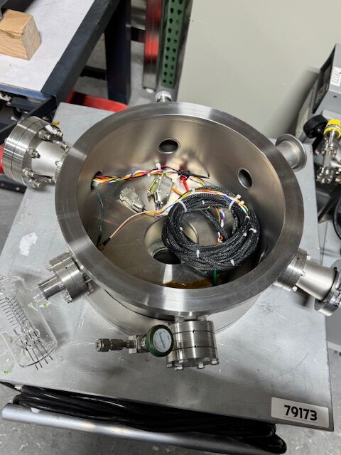 VARIAN STAINLESS STEEL VACUUM CHAMBER (12" x 6") - WITH 571 IONIZATION GAUGE AND CUSTOM TUBRO PUMP WITH STATION - CUSTOM VACUUM CHAMBER - Image 10
