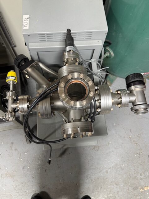 VARIAN STAINLESS STEEL VACUUM CHAMBER (12" x 6") - WITH 571 IONIZATION GAUGE AND CUSTOM TUBRO PUMP WITH STATION - CUSTOM VACUUM CHAMBER - Image 13