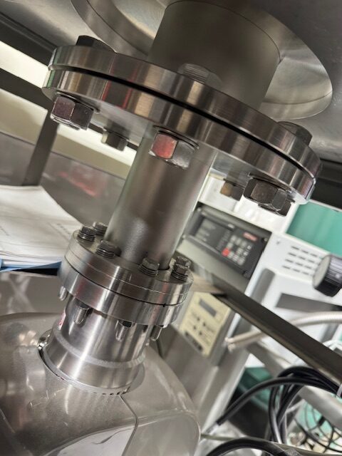 VARIAN STAINLESS STEEL VACUUM CHAMBER (12" x 6") - WITH 571 IONIZATION GAUGE AND CUSTOM TUBRO PUMP WITH STATION - CUSTOM VACUUM CHAMBER - Image 14