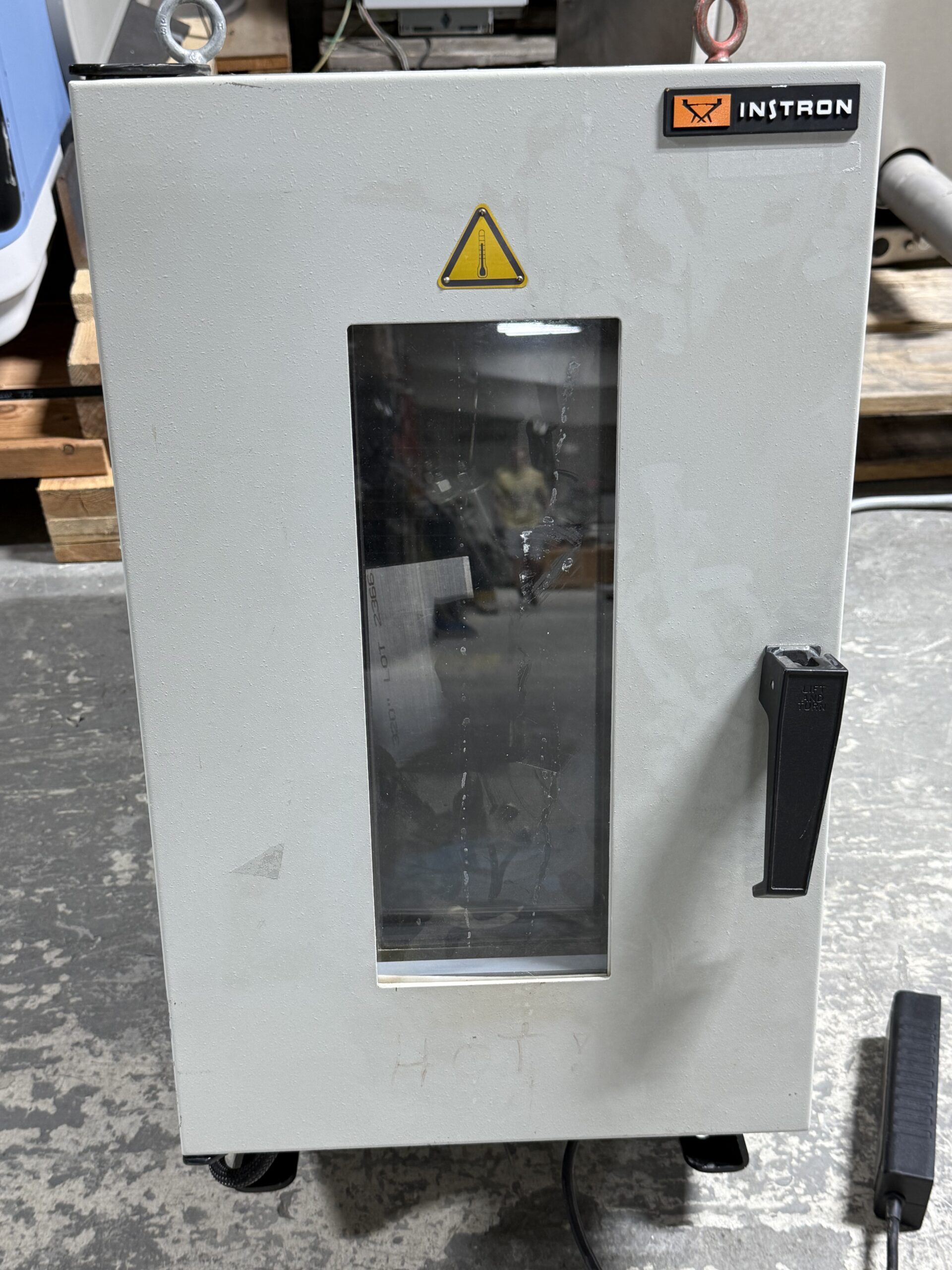 Instron 3119-005 environmental chamber